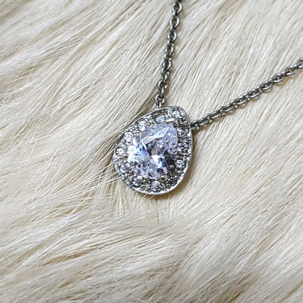 Beautiful Pear Shaped Faux Diamond Necklace